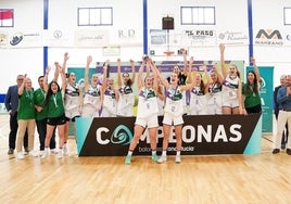 Las jugadoras del Unicaja celebran el título.