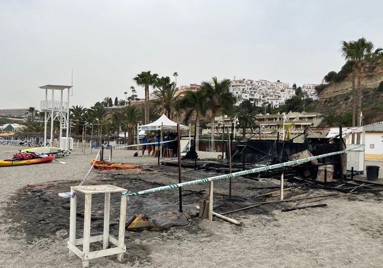 Imagen del recinto donde estaban almacenadas las canoas de la empresa Educare Aventura en la nerjeña playa de Burriana, completamente calcinado este domingo.