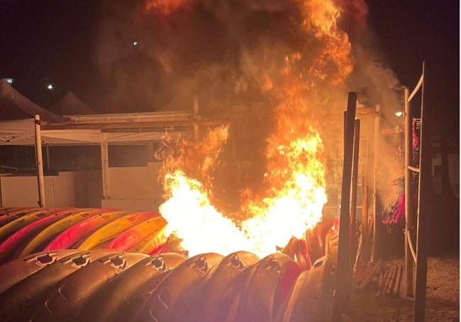 Imagen de los primeros momentos del incendio en la playa de Burriana esta pasada madrugada.