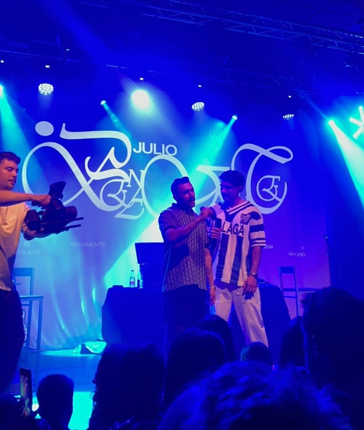 Imagen secundaria 2 - En la primera foto, Julio Benavente canta junto a Dluna. En la siguiente, el cantante y su hermana acompañan a su madre, la poeta Sierra Castro. En la última, el malagueño y Sebas Prieto interpretan una canción. 