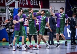 Los jugadores del Unicaja, durante una presentación en un partido de la Champions.