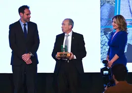 Antonio Cárdenas recibe el premio de manos de Javier Frutos.
