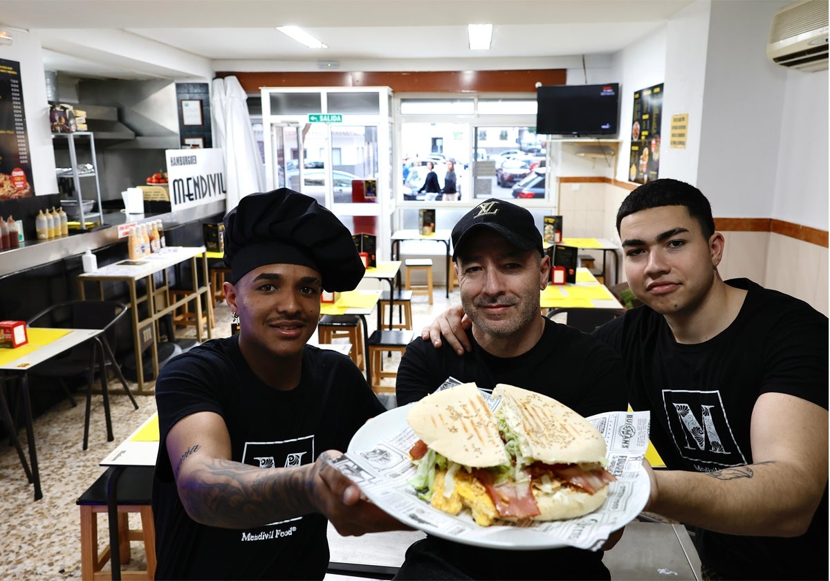 Radilson, Antonio y Romeo, los tres propietarios, muestran un campero.