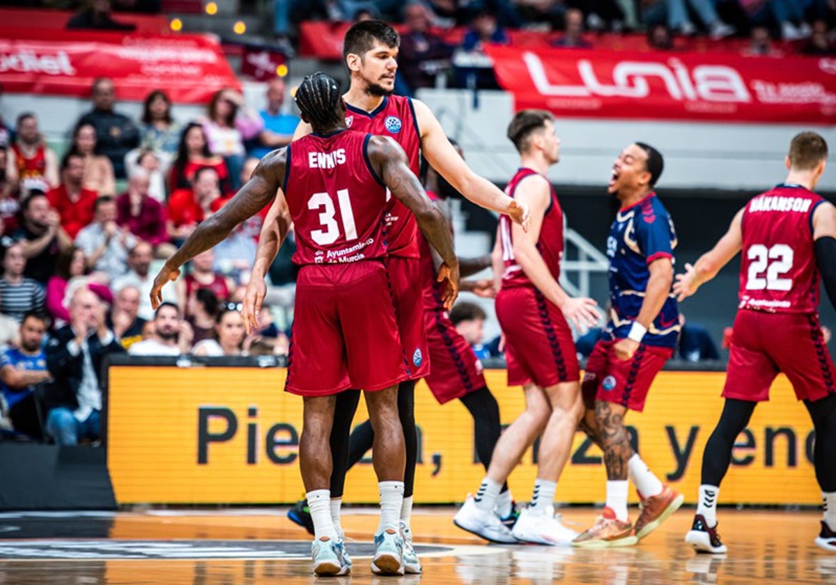 Todorovic y Ennis celebran una canasta en el primer partido de cuartos.