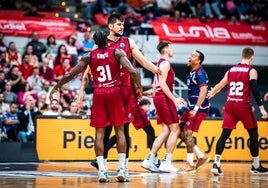 Todorovic y Ennis celebran una canasta en el primer partido de cuartos.