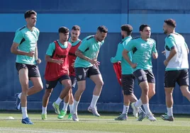 Juanpe, Larrubia, Juan Hernández, Víctor García, Dani Sánchez, Sangalli y Dioni, en el entrenamiento de ayer en La Rosaleda.