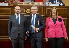 El presidente del Senado, Pedro Rollán, el alcalde de Estepona, José María García Urbano, y la presidenta de la AVT, Maite Araluce