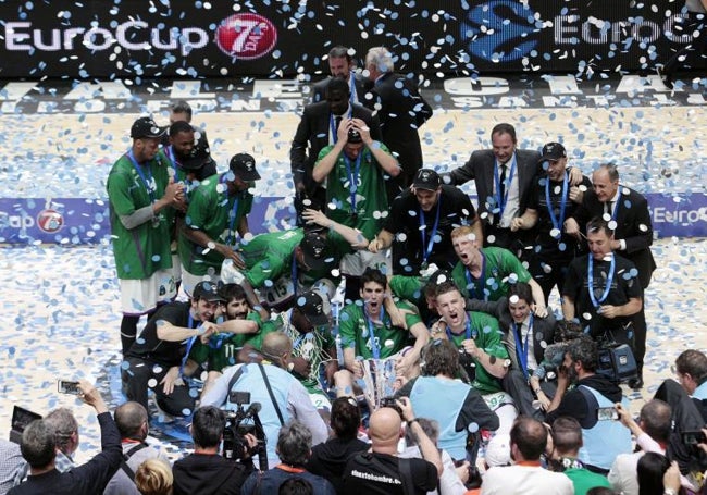 Los jugadores del Unicaja celebran el título de la Eurocup.