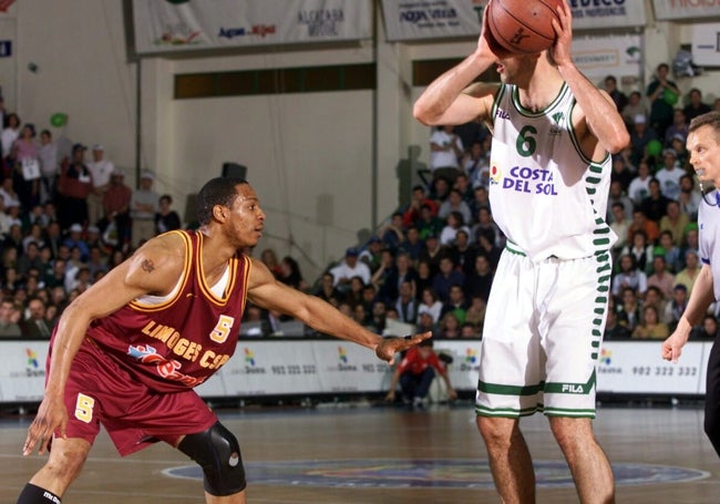 Marcus Brown, ante Mrsic en el segundo partido de la final de la Korac del año 2000.