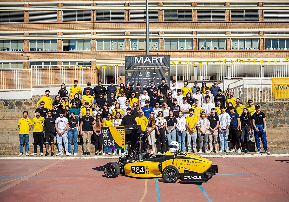 Málaga Racing Team (MART), la escudería de monoplazas de competición de la Universidad de Málaga, durante su visita al Colegio Los Olivos.