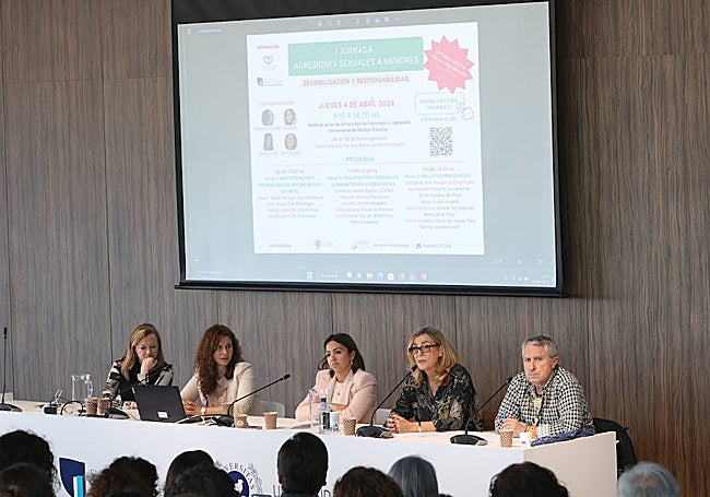 De izquierda a derecha; Maite Soriano, Noemí Álvarez, Candela Gómez, Isabel Calvo y Melchor Miralles, durante una de las mesas de la jornada.