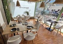 Terraza acristalada del reformado Don Canapé, en la avenida del Lido de Torremolinos.