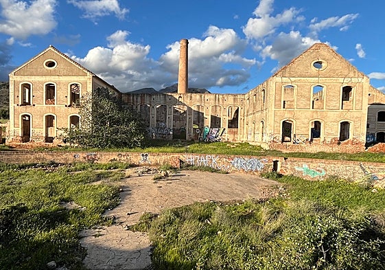 Imagen de los edificios principales de la antigua fábrica azucarera de Maro, repletos de grafitis.
