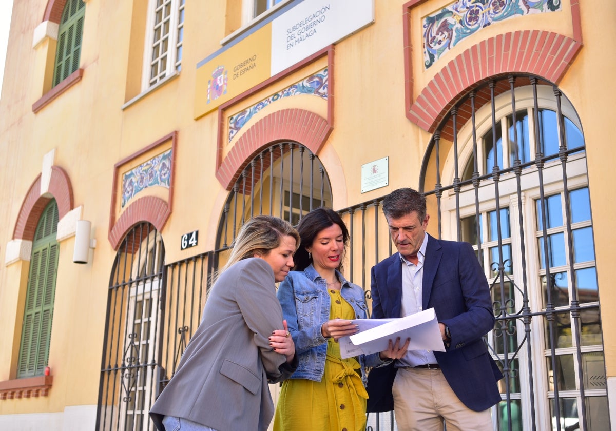 Jéssica Trujillo, Loli Caetano y José María Ayala, esta mañana a las puertas de la Subdelegación del Gobierno.
