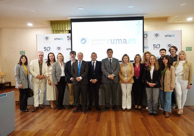 Rector y vicerrectores, con administraciones y empresas colaboradoras en la IX Feria de Empleo de la UMA.