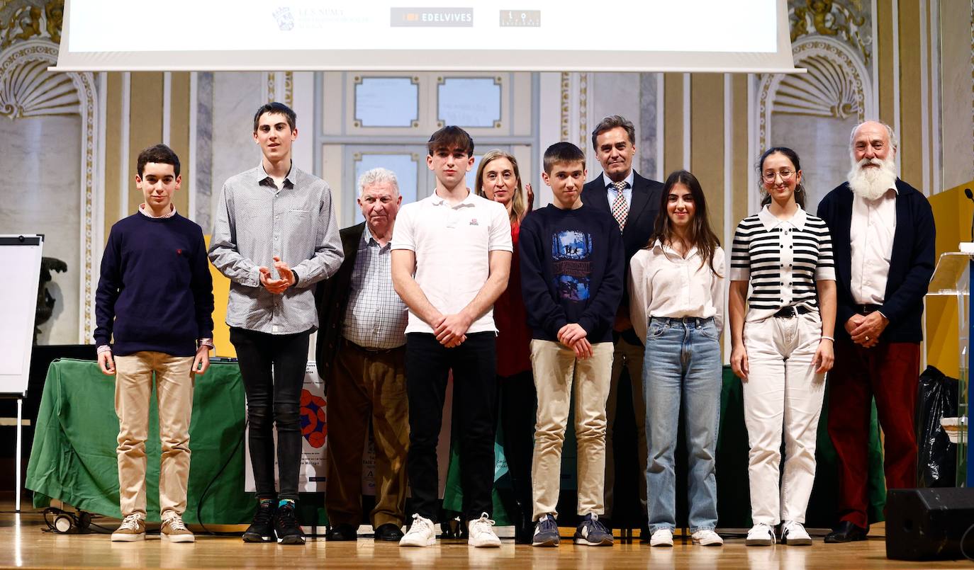 Para la segunda edición de la Olimpiada Matemática juvenil los clasificados para la fase regional son Carlos Fernández Moya (colegio San José de la Montaña), Iván Márquez Cebreros (Colegio Nuestra Señora de la Victoria), Javier Delgado Tabernero (Novaschool Añoreta), Miguel Moreno Coronado (Colegio El Romeral), Sara Peña Parras (IES Concha Méndez de Torremolinos) y Victoria Aguilar Gámez (IES Ciudad de Coín).