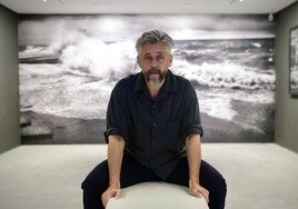 Ricky Dávila, en la sala del Museum Jorge Rando donde se presenta su exposición.