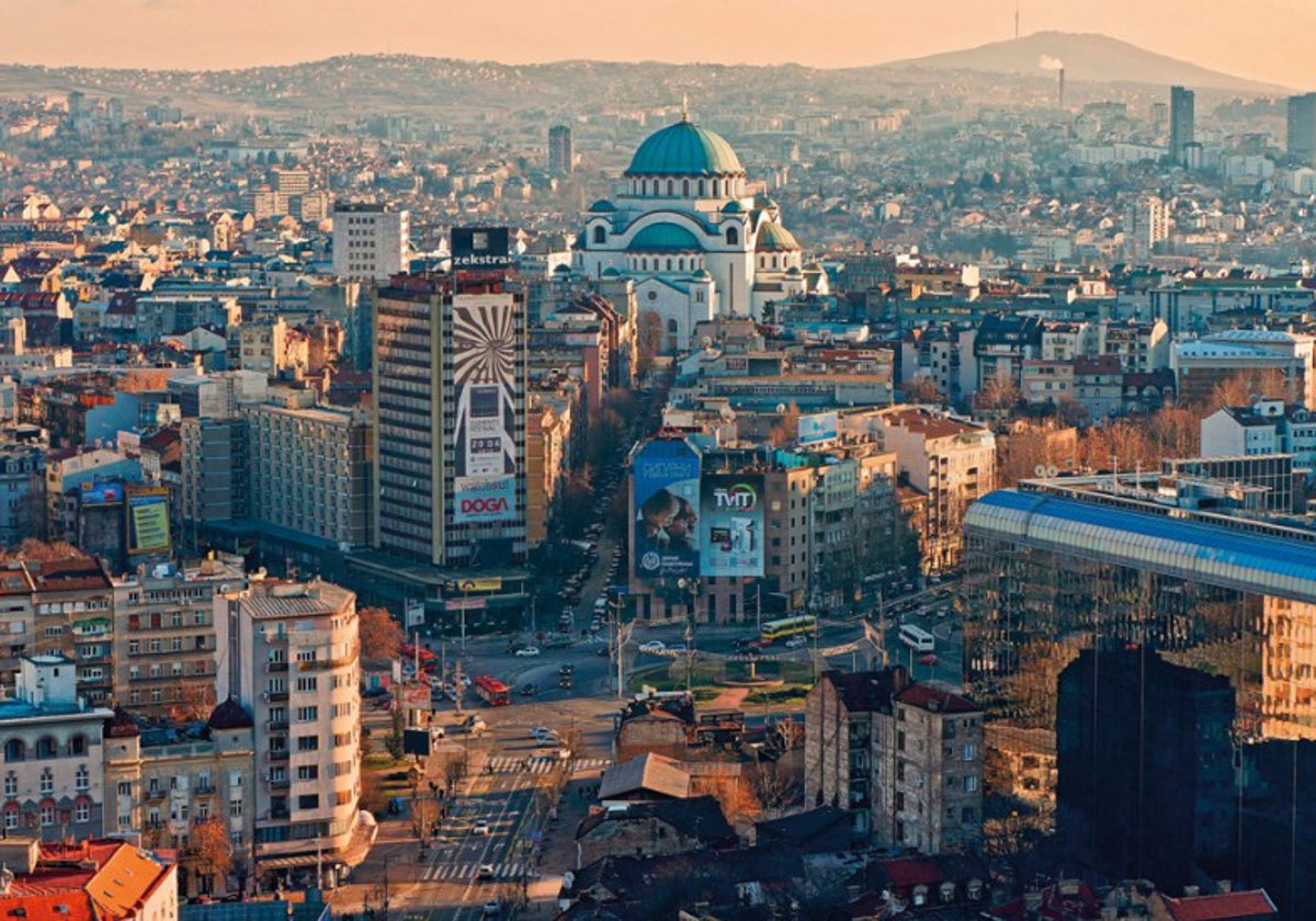 Las obras en la impresionante catedral de Saint Sava (arriba, en el centro de la imagen), construida en mármol blanco y granito, comenzaron en 1935.