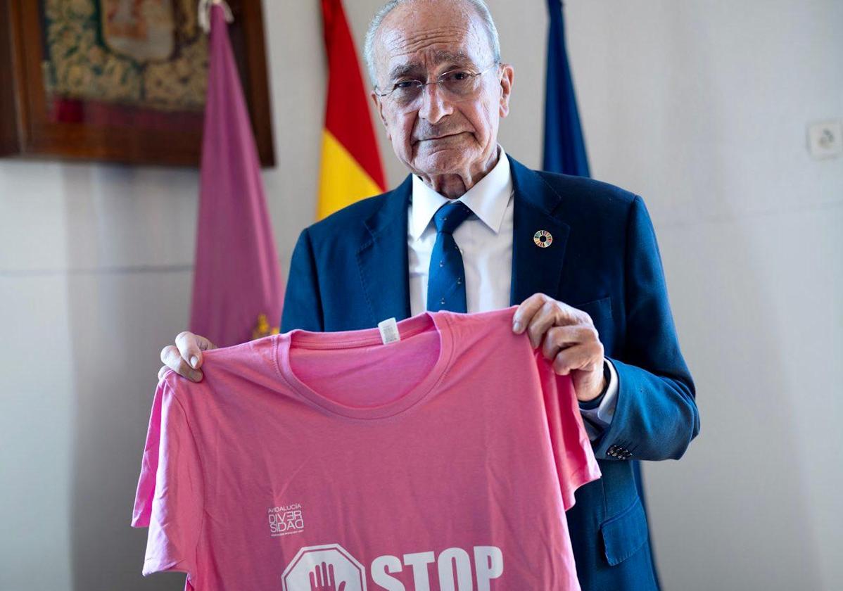 De la Torre, en una imagen subida a redes, en la que se suma al movimiento de la camiseta rosa.