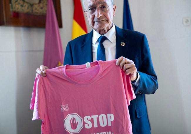 De la Torre levanta la camiseta rosa en contra del acoso al colectivo LGTBI.