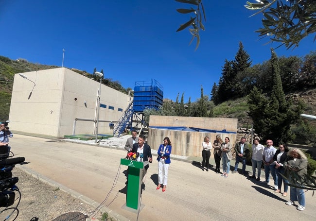 La delegada de la Junta en Málaga, Patricia Navarro, y el delegado de Agricultura, este miércoles en Torrox.