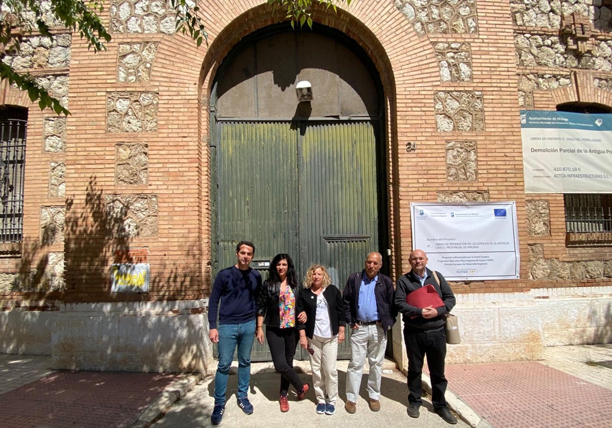 Díaz, Morillas, García Lupiáñez, Lloret y Arrabalí, delante del antiguo penal en la Cruz de Humilladero