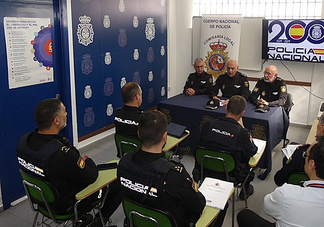 Los responsables de la policía en la provincia y en Marbella, junto a los mandos que llevarán a cabo el plan.