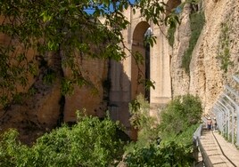 En la imagen se aprecia a la derecha la nueva pasarela que permite adentrarse hasta la garganta del Tajo de Ronda.