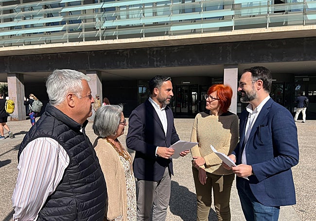 Los ediles Trujillo, Sánchez, y Ruiz Araujo con el portavoz Dani Pérez y la presidenta del comité de empresa de la Gerencia, Lourdes Ponce.