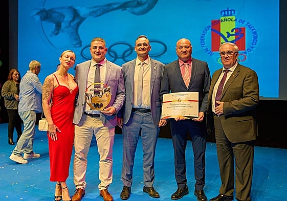 Los representantes del club, con el galardón.