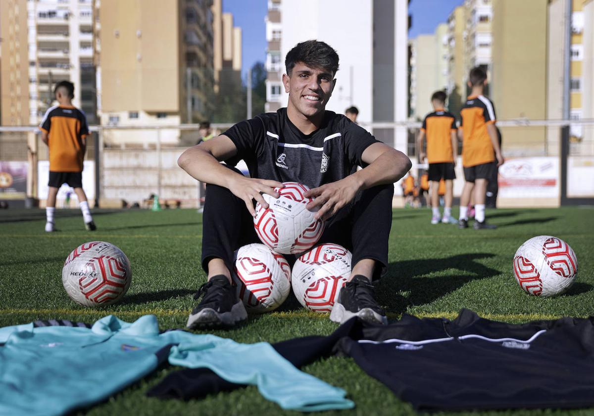 Imagen principal - Varos momentos de Izan Merino durante su entrenamiento con La Unidad y junto al otro técnico del equipo José Antonio Bermúdez.