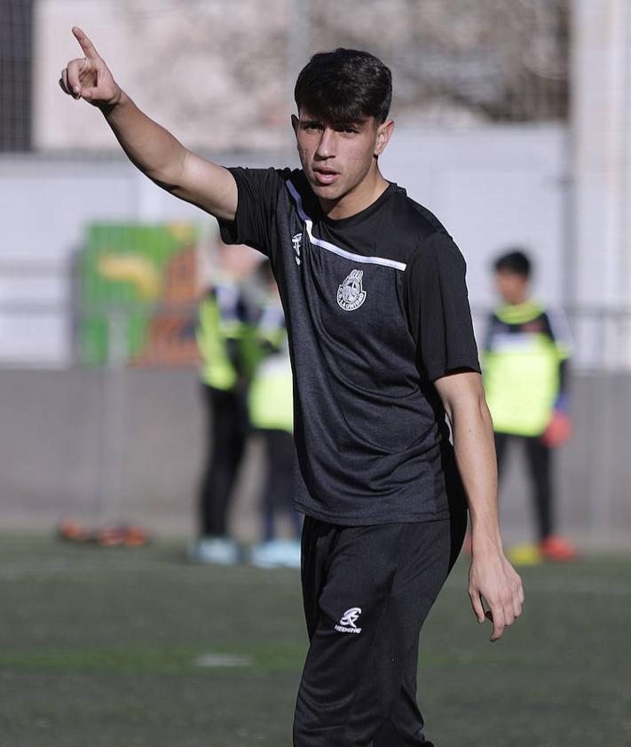 Imagen secundaria 2 - Varos momentos de Izan Merino durante su entrenamiento con La Unidad y junto al otro técnico del equipo José Antonio Bermúdez.