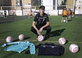 El jugador del Málaga Izan Merino posa para SUR en el campo de fútbol de La Unidad, donde hace sus pinitos como técnico de fútbol base.