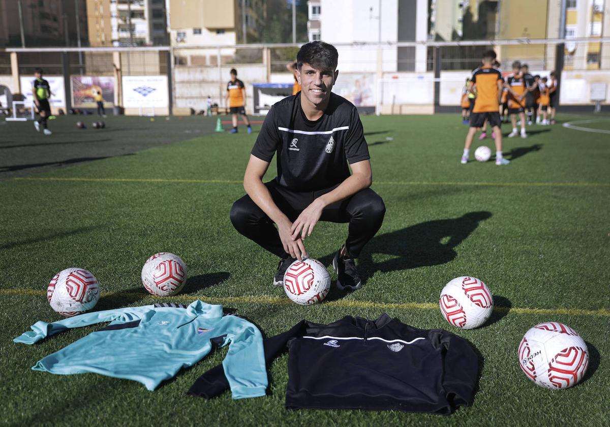 El jugador del Málaga Izan Merino posa para SUR en el campo de fútbol de La Unidad, donde hace sus pinitos como técnico de fútbol base.