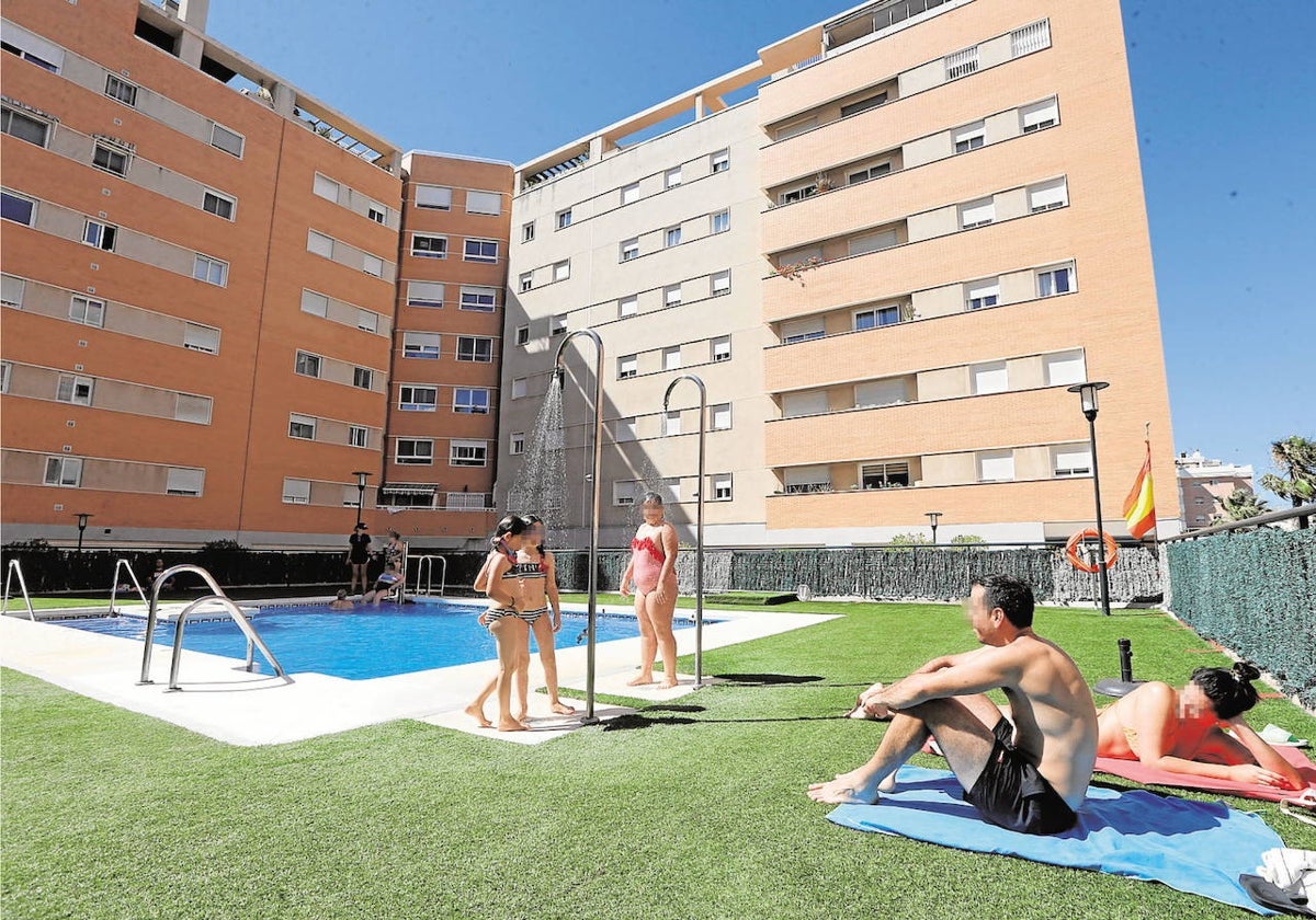 Las piscinas tendrán que esperar todavía para su apertura.