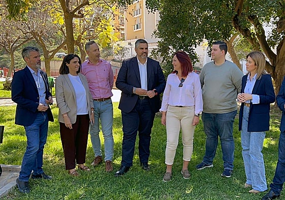 El portavoz del PSOE en la Diputación, Josele González, este jueves en Algarrobo, con ediles y alcaldes socialistas.