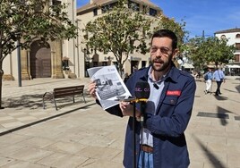 El portavoz del PSOE en la oposición en el Ayuntamiento veleño y senador, Víctor González, este jueves en rueda de prensa.