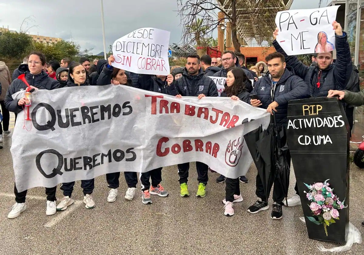 Una reciente protesta de los trabajadores del club, que no cobran desde diciembre.