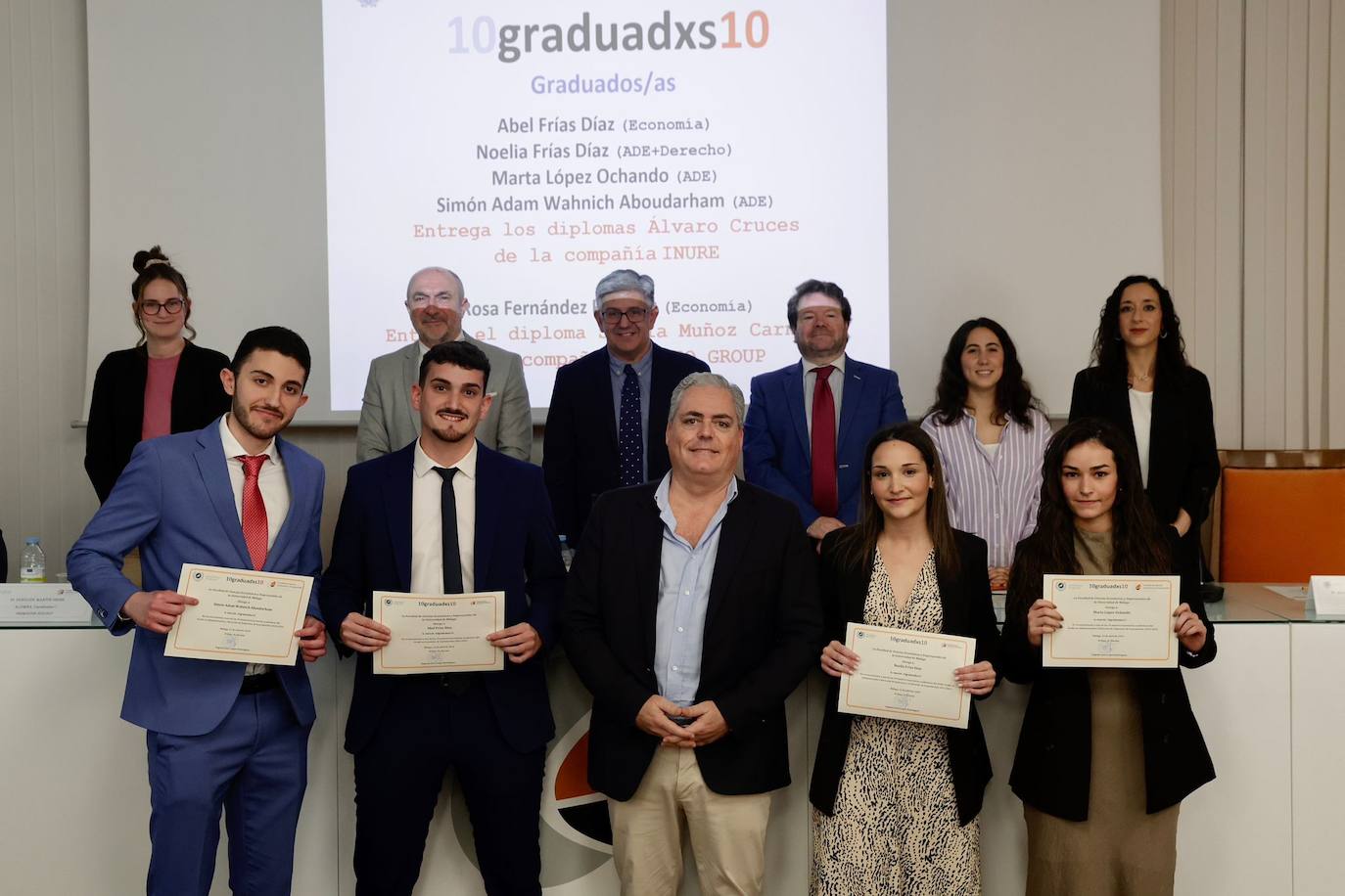 Álvaro Cruces, gerente de la consultora INURE, entregó los diplomas a Simón Adam Wahnich Aboudarham (ADE), Abel Frías Díaz (Economía), Noelia Frías Díaz (Economía) y Marta López Ochando, antiguos alumnos incorporados a su empresa.