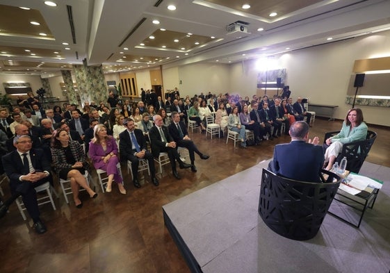 La consejera de Fomento, con autoridades en primera fila, durante el foro de SUR.