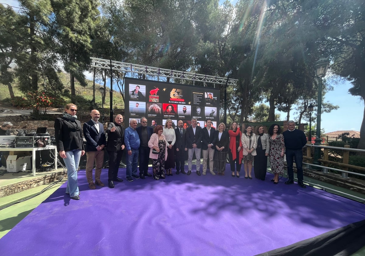 Acto de presentación de los primeros 14 artistas confirmados, este viernes en los jardines de la gruta nerjeña.