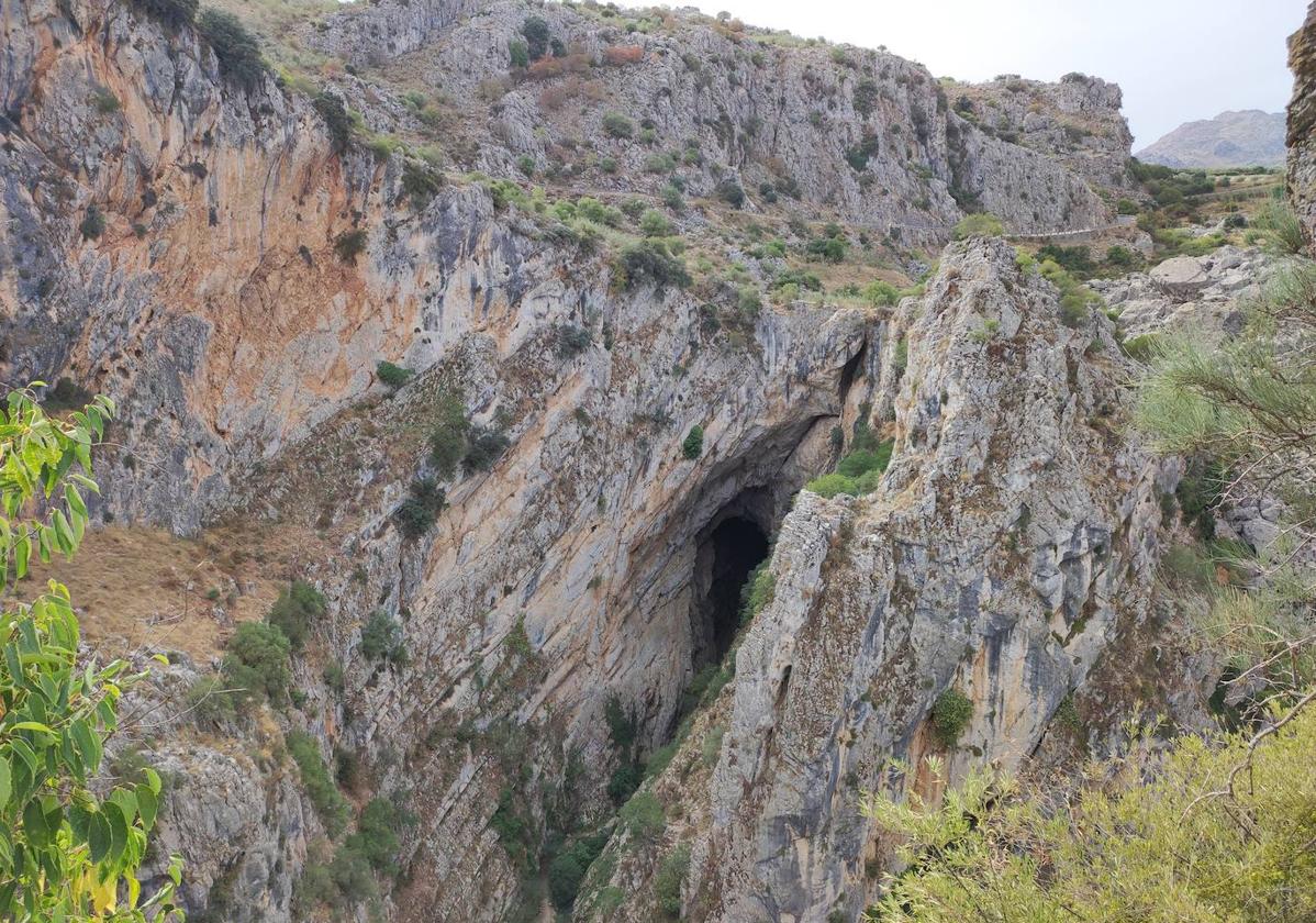 Vista de la cueva del Hundidero desde un mirador.