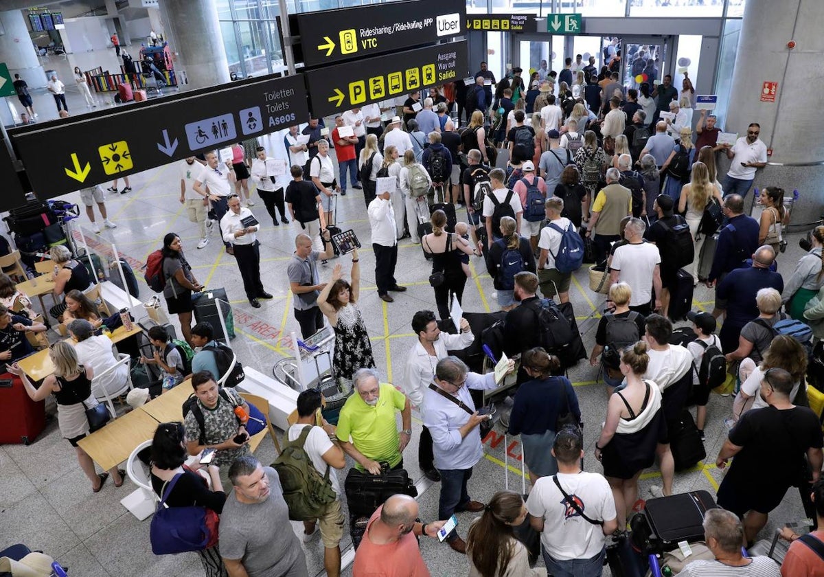 Turistas en la puerta de Llegadas del aeropuerto de Málaga.