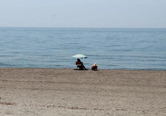 Fallece un bañista de 61 años en la playa de Manilva