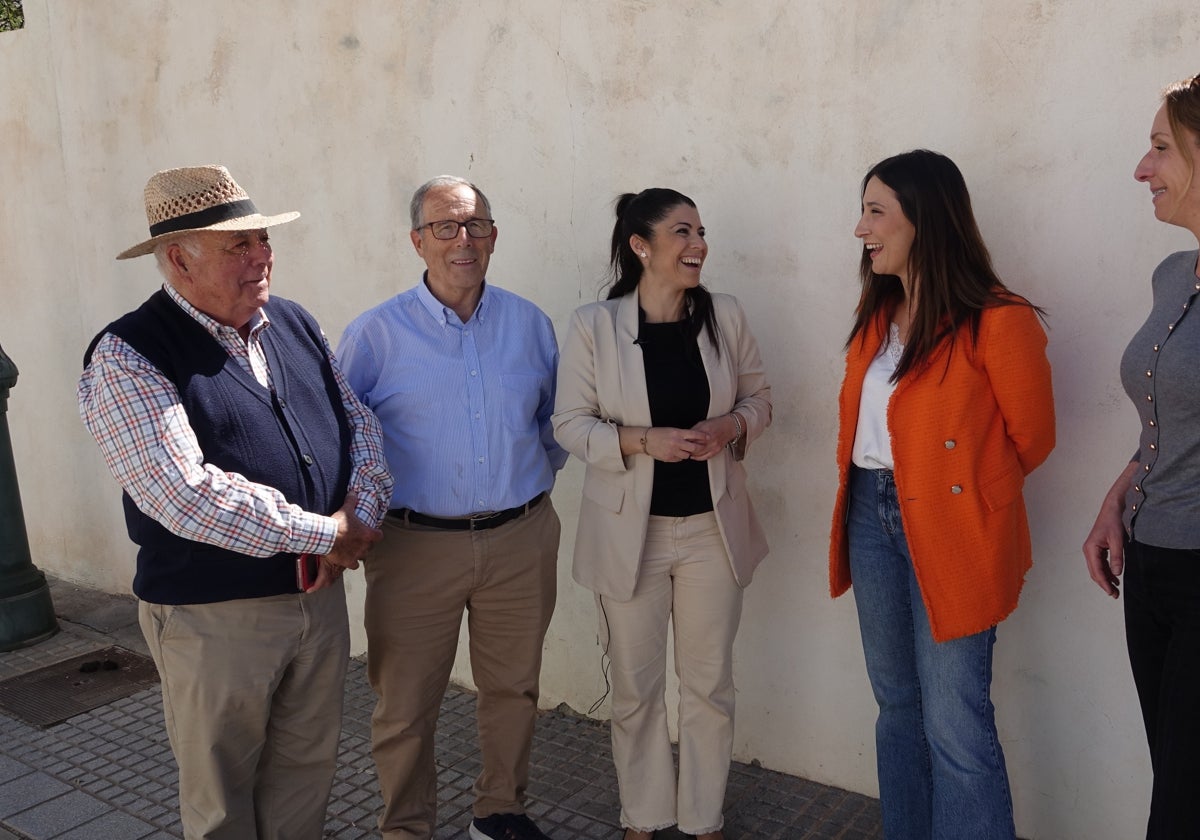 Ediles del PSOE, este jueves con la diputada nacional Mari Nieves Ramírez.