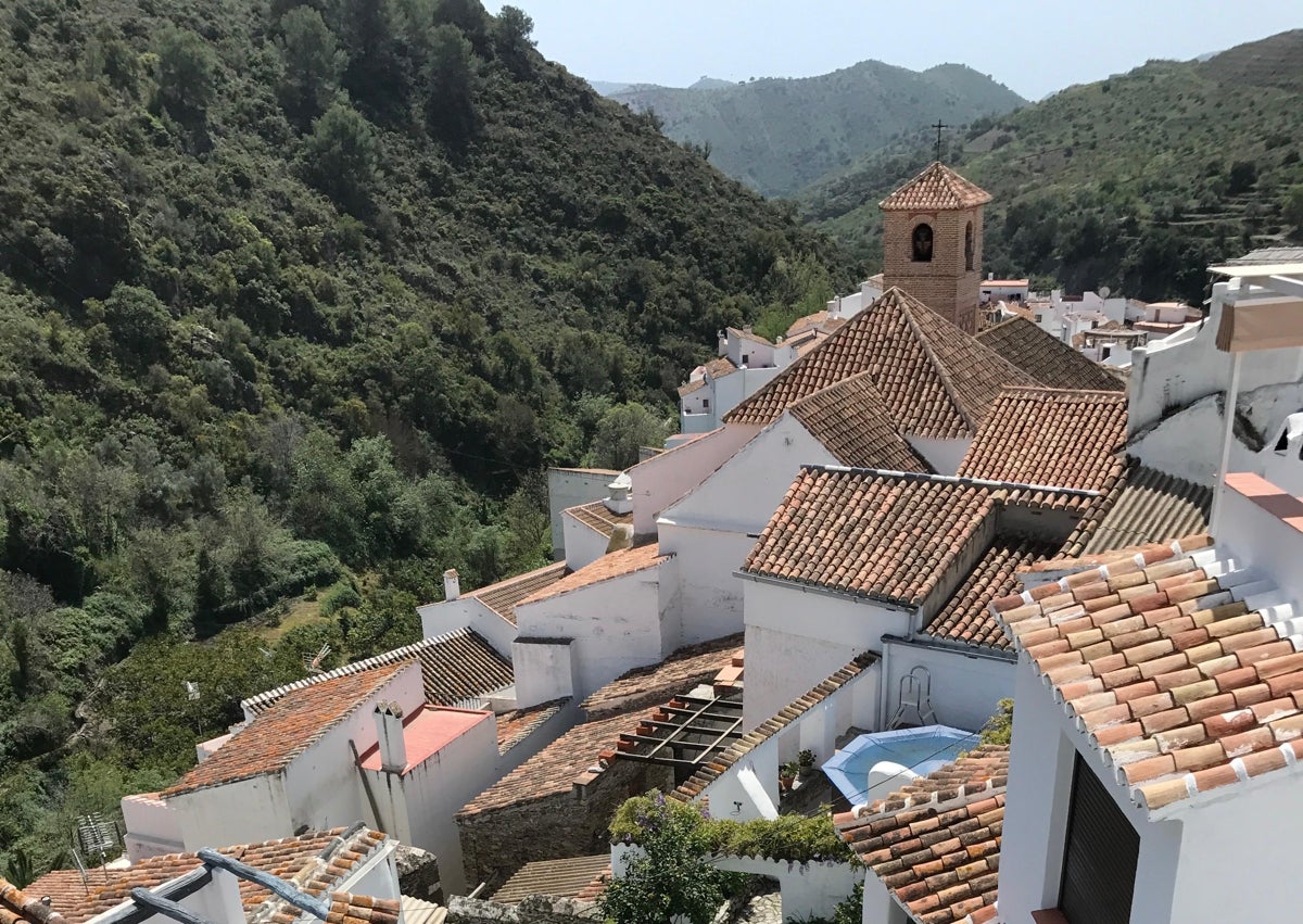 Imagen secundaria 1 - Arriba y abajo a la izquierda, dos imágenes del pueblo axárquico, con los restos de lo que fueron las antiguas torres y murallas del castillo, y a la derecha, el arquitecto malagueño, en una calle del pequeño municipio.