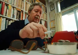 Manuel Alcántara escribiendo en su Olivetti y fumando, en su casa de Rincón de la Victoria.