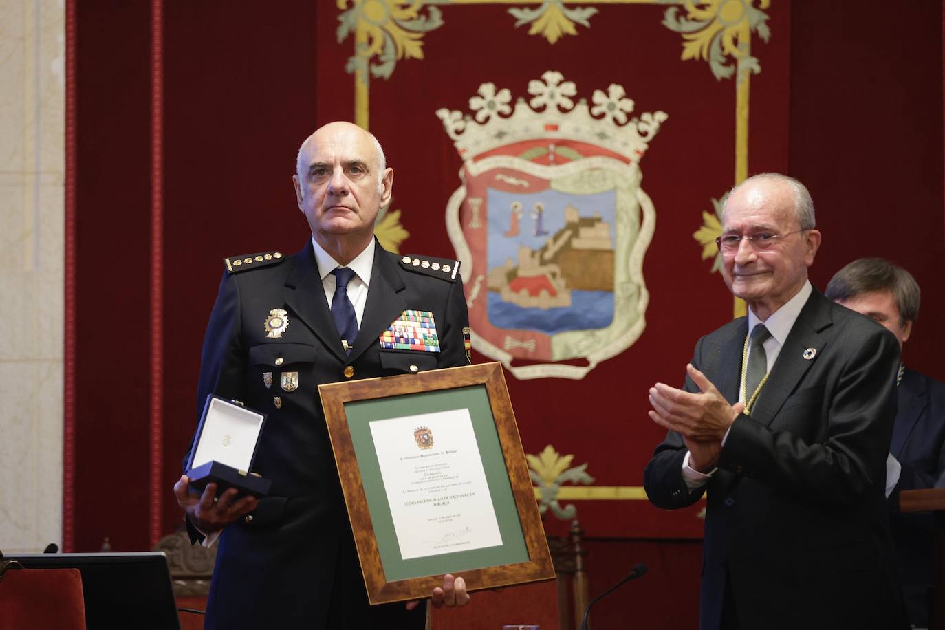 La Comisaría Provincial recibe la Medalla de la Ciudad y el título de Hija Adoptiva de Málaga