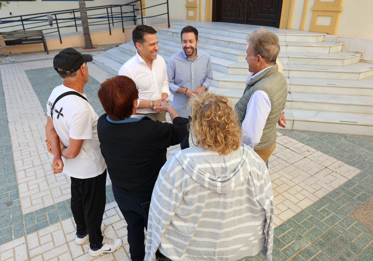 El alcalde de Torrox y el teniente de alcalde de El Morche, con el arquitecto y vecinos de la zona.