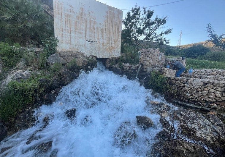 Imagen del agua saliendo por la acequia del Nacimiento de Maro, este sábado, en la pedanía de Nerja.